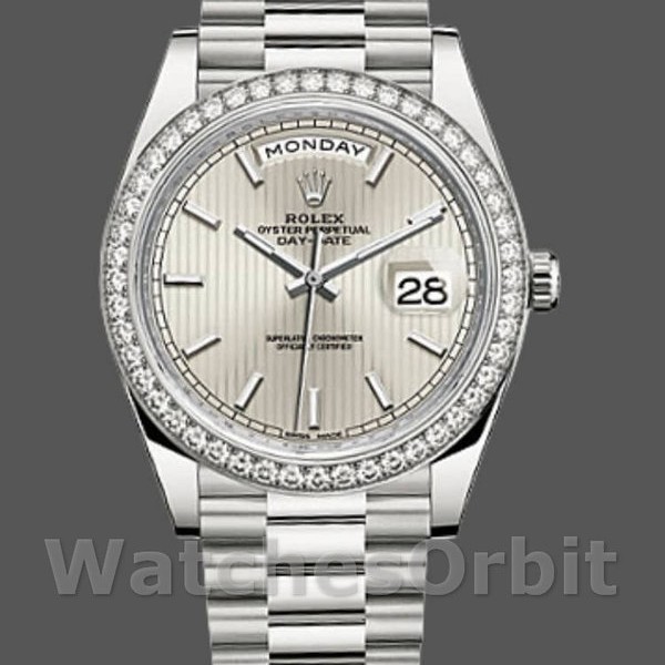 Replique Hommes Rolex Day-Date-228349RBR, 40mm, cadran argenté à motif rayé, lunette diamantée, Argenté Hommes